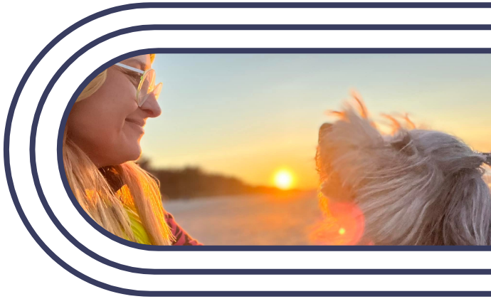 Malwina z psem przy zachodzi słońca